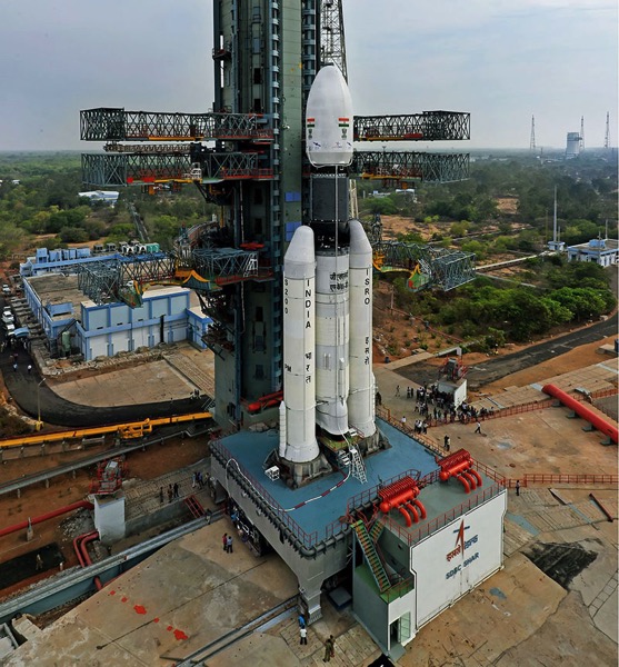 El GSLV Mk. III en la plataforma de lanzamiento