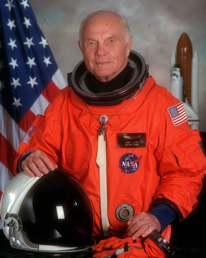 John Glenn a los 77 años con su traje de astronauta