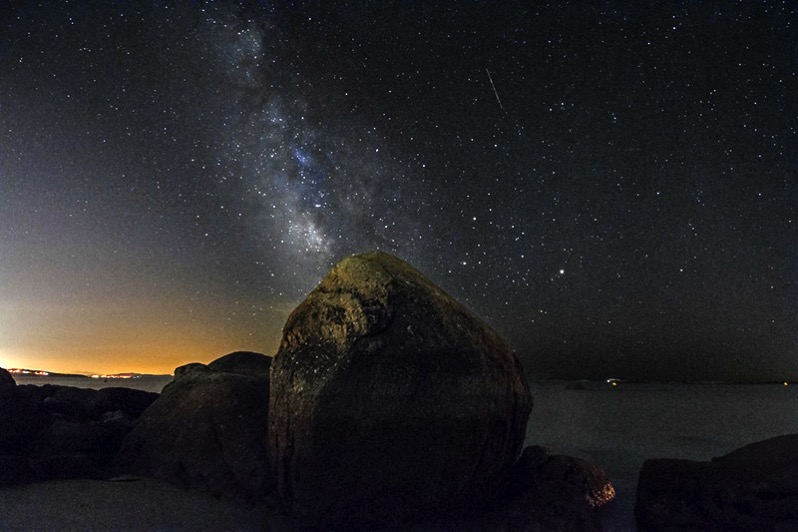 La Vía Láctea, Marte, Saturno, Antares y una estrella fugaz vistos desde O Grove