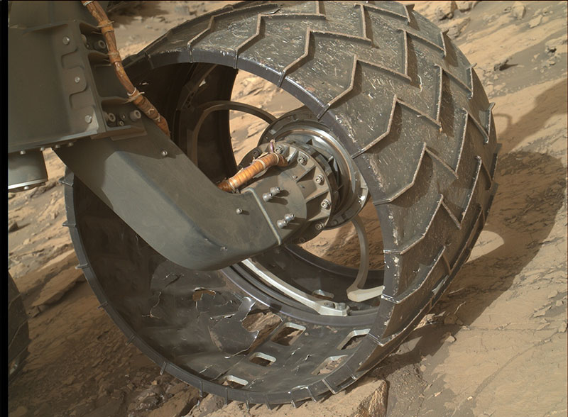 Una de las ruedas de Curiosity el 18 de agosto de 2016