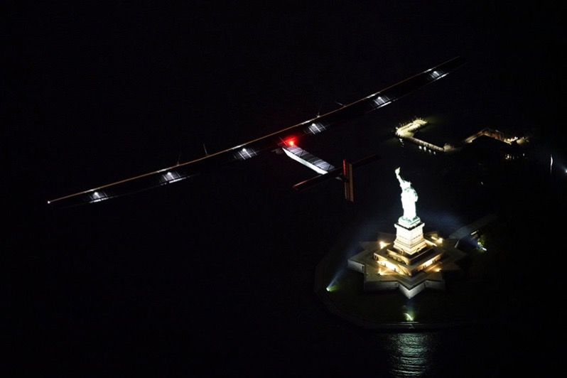 El Solar Impulse 2 sobrevuela Lady Liberty