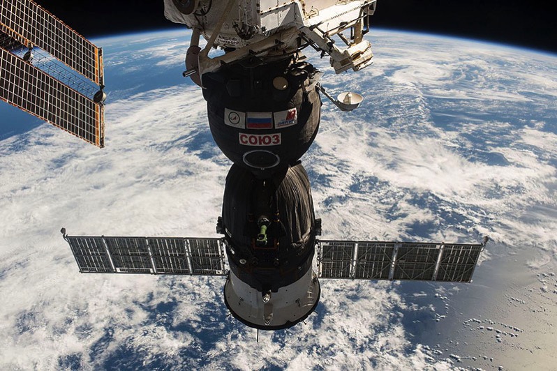 La Soyuz MS-01 atracada en la EEI