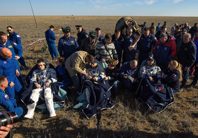 Primeros momentos en tierra de la tripulación de la Soyuz MS-02