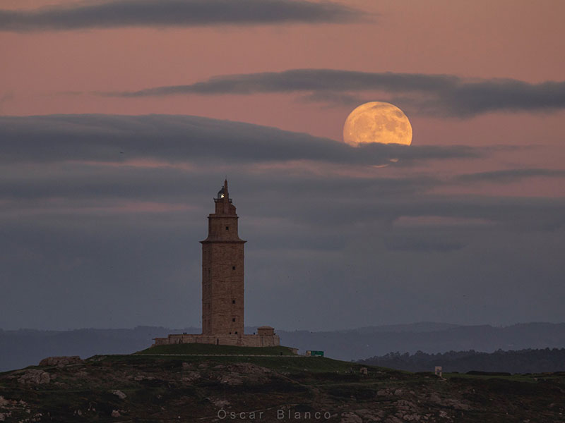 Casi superluna y supertorre por Óscar Blanco