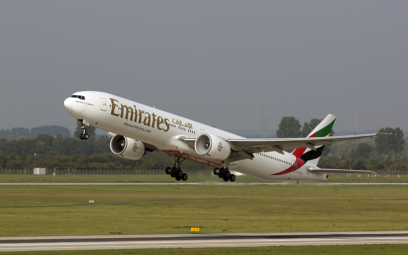 Despegue de un 777 de Emirates en Dusseldorf