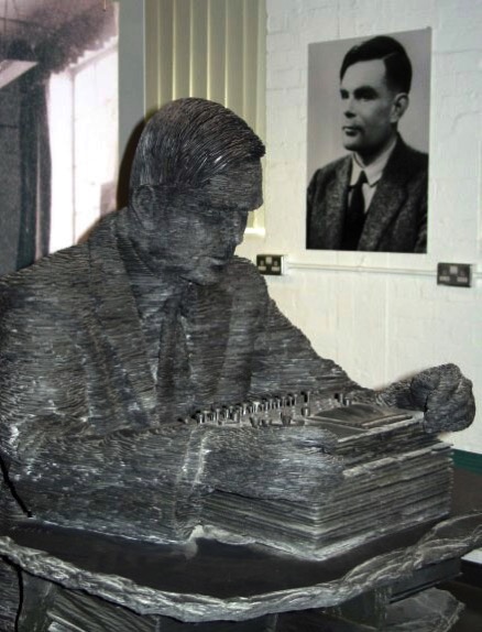 Estatua y fotografía de Turing en Bletchley Park